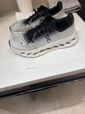 On Running Womens Cloudmonster Sneakers in Light Gray/Black